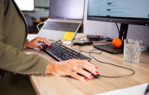 Dame achter een computer aan het werk